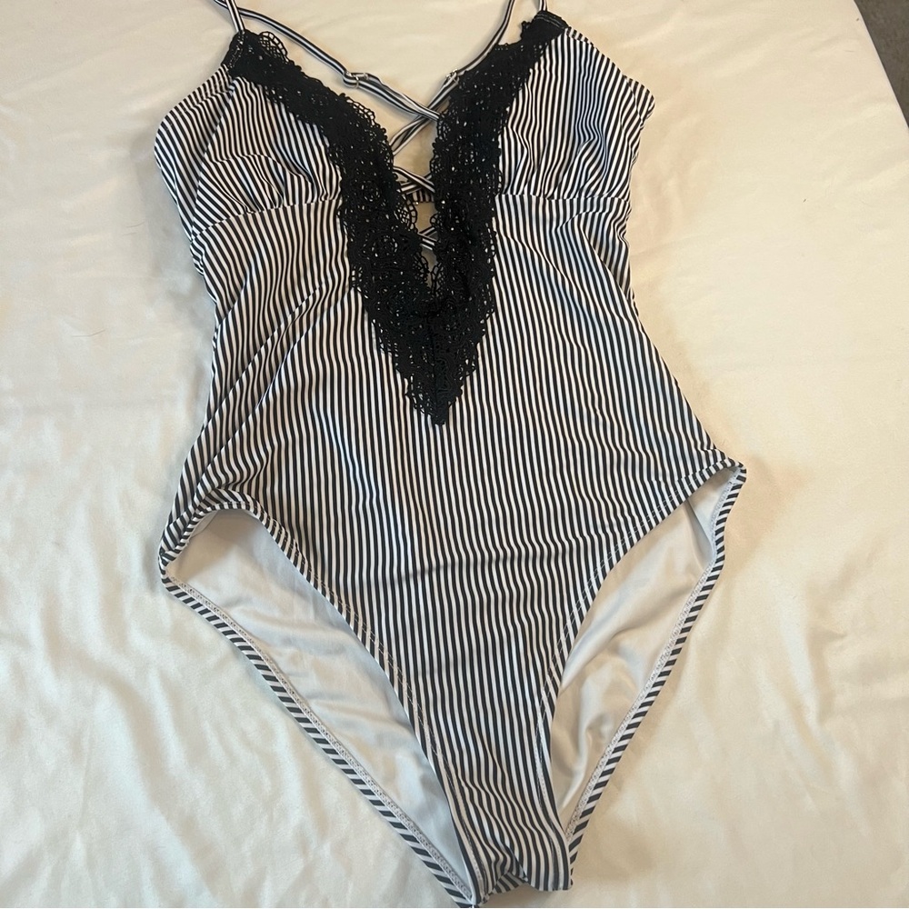 Cupshe Black White Striped One Piece Swimsuit Lace Plunge Criss Cross Back Lg